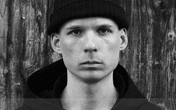 Escucha 'Drenched' la trilogía musical de SSTROM