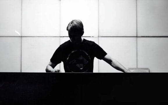 ¡Es un deber underground escuchar Rise And Shine! Último EP de Substance con estética industrial