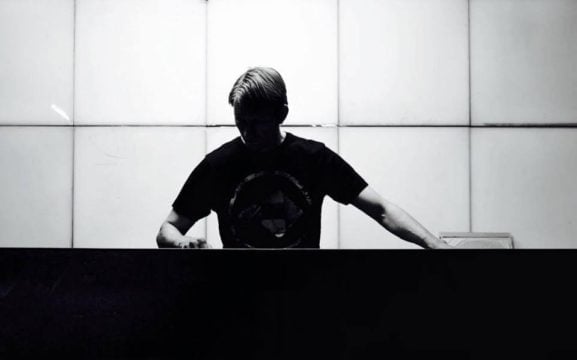 ¡Es un deber underground escuchar Rise And Shine! Último EP de Substance con estética industrial