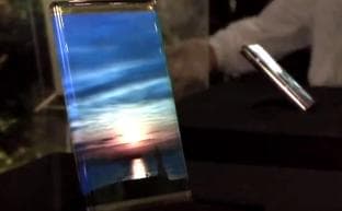 Un nuevo tipo de semiconductor permite crear pantallas y baterías flexibles