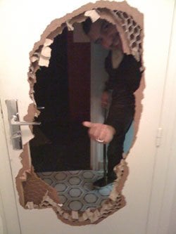 Troy Pierce se queda encerrado en un baño en el Rex de Paris, que gueva! jaja