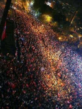Levantamiento masivo en Turquía contra destrucción de un parque para convertirlo en centro comercial