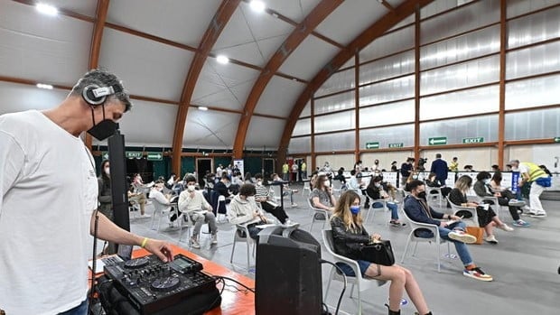 Italia incentiva vacunación masiva en jóvenes al ritmo de la música