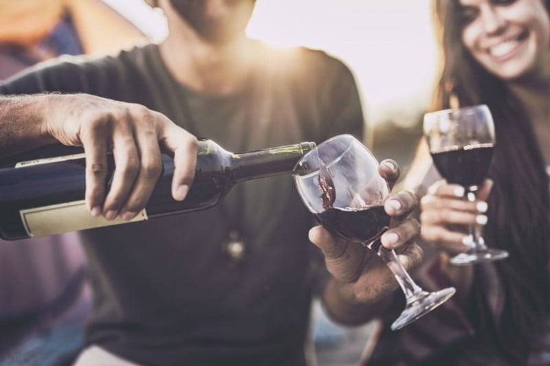 Estudio: No importa en qué cantidad, el alcohol genera daños al cerebro